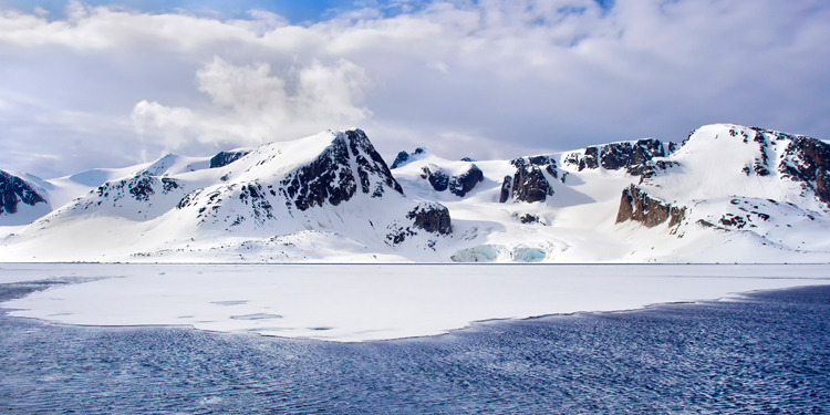 【斯匹次卑尔根号】环游大斯瓦尔巴15日穿越北纬80度，深入斯瓦尔巴最偏远的东北部地区，体验难忘的冰川徒步